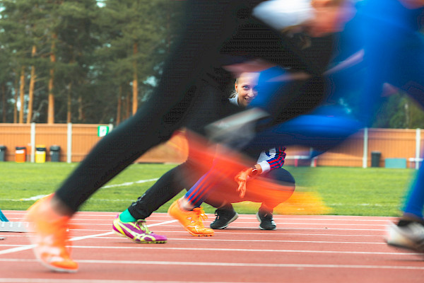 Juoksijoiden jalkoja lähtoviivalla