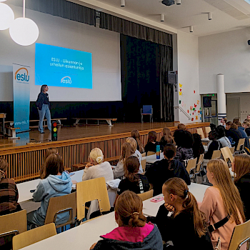 Henni Aro kouluttamassa vastuullisuudesta