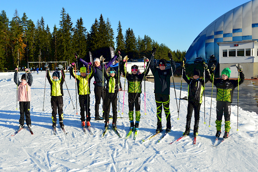 Pakilan Vedon urheilijoita ryhmäkuvassa