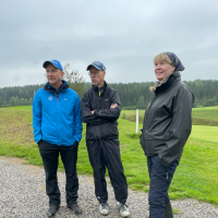 Golfliiton kenttäasiantuntija Jari Koivusalo (vas), SHG:n kenttätoimikunnan vetäjää Jouko Laitinen ja kenttämestari Tiina Kotajärvi