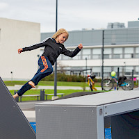 Nuori hyppimässä parkour-radalla