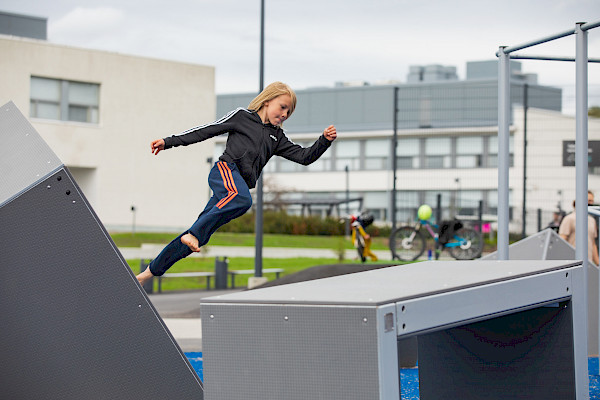 Nuori hyppimässä parkour-radalla